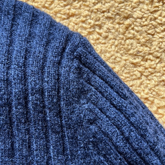 Old navy 100% lambs wool crew neck sweater - Picture 3 of 5